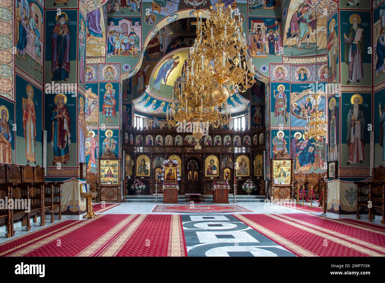 Une grande cathédrale avec un plafond orné et un lustre massif Banque D'Images