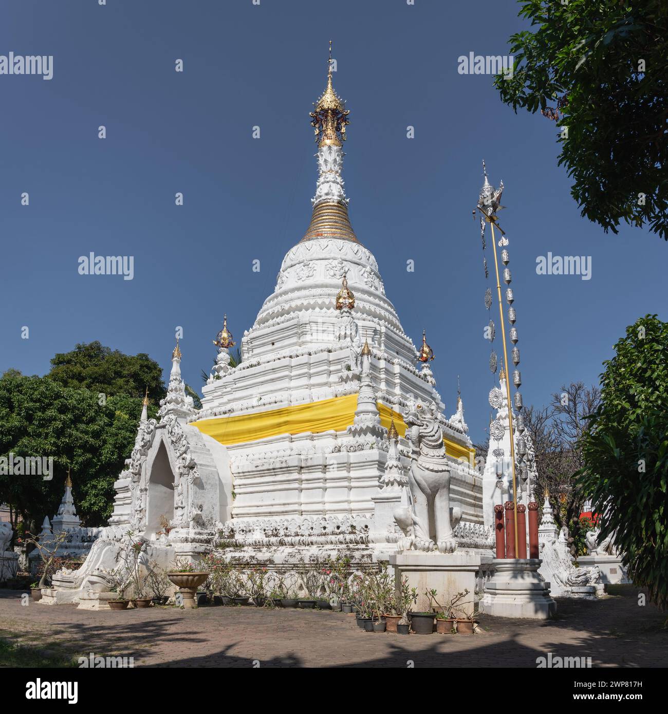 Vue panoramique de l'ancien stupa blanc de style birman ou chedi avec lion gardien au temple bouddhiste Wat Mahawan, Chiang mai, Thaïlande Banque D'Images