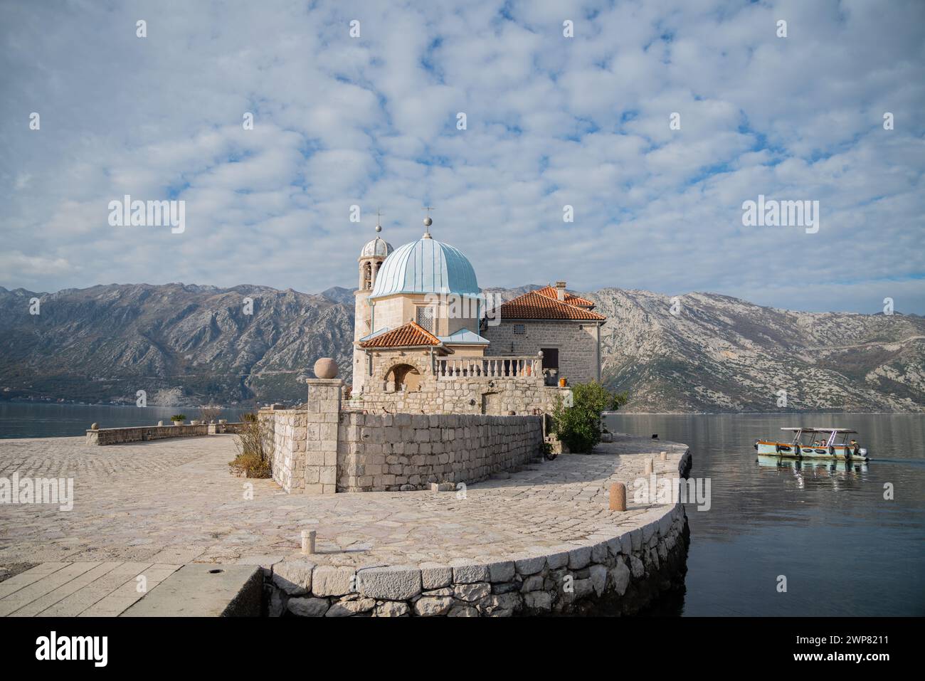 La Dame de l'île du Rocher à Perast, Monténégro, avec une vue magnifique sur la montagne depuis la magnifique mer Adriatique Banque D'Images