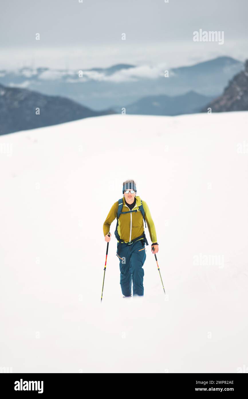 Un homme fait du ski en solo sur les pré-Alpes italiennes Banque D'Images