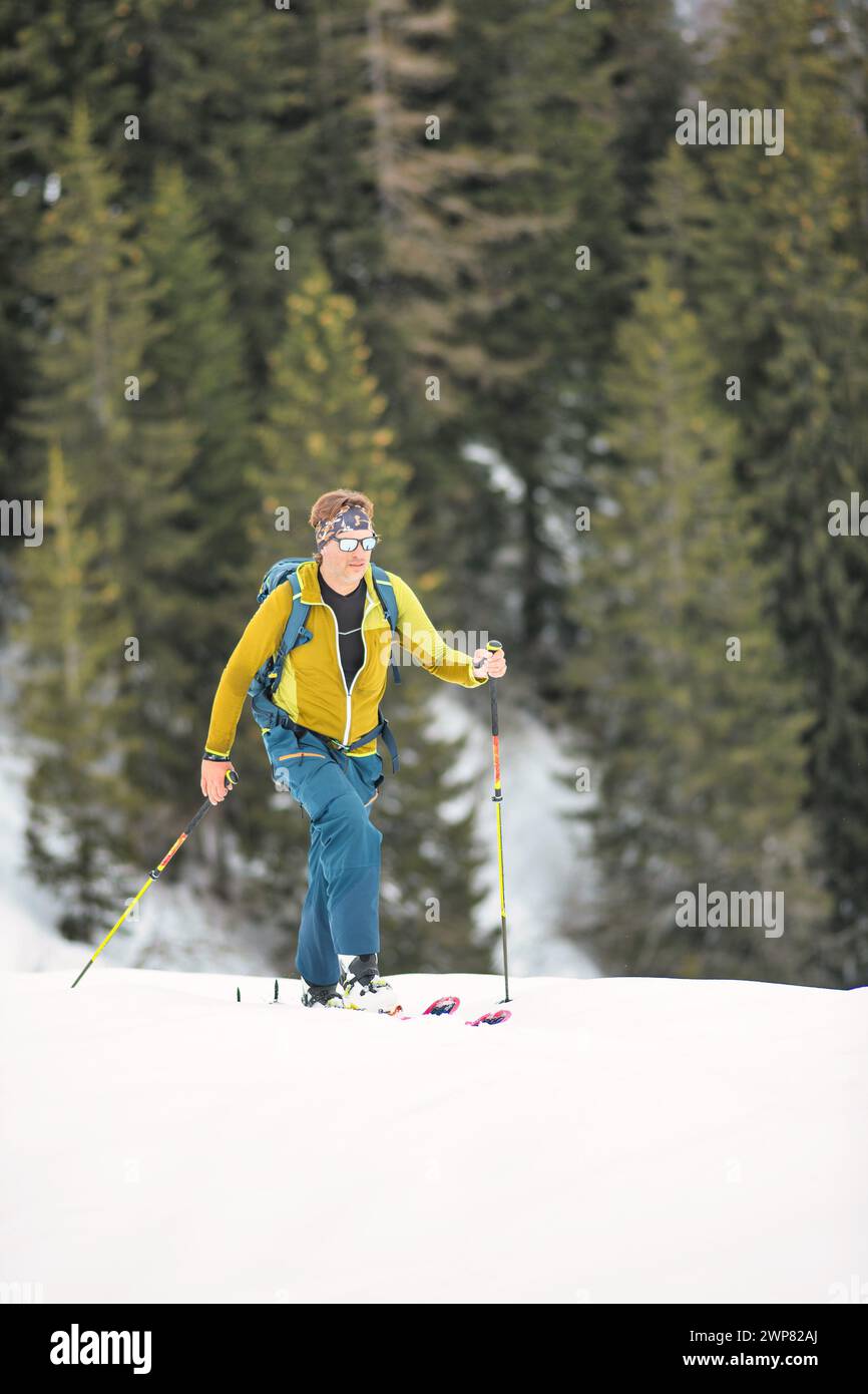 Ski alpiniste en montée avec des peaux de phoque sur les pré-Alpes italiennes Banque D'Images
