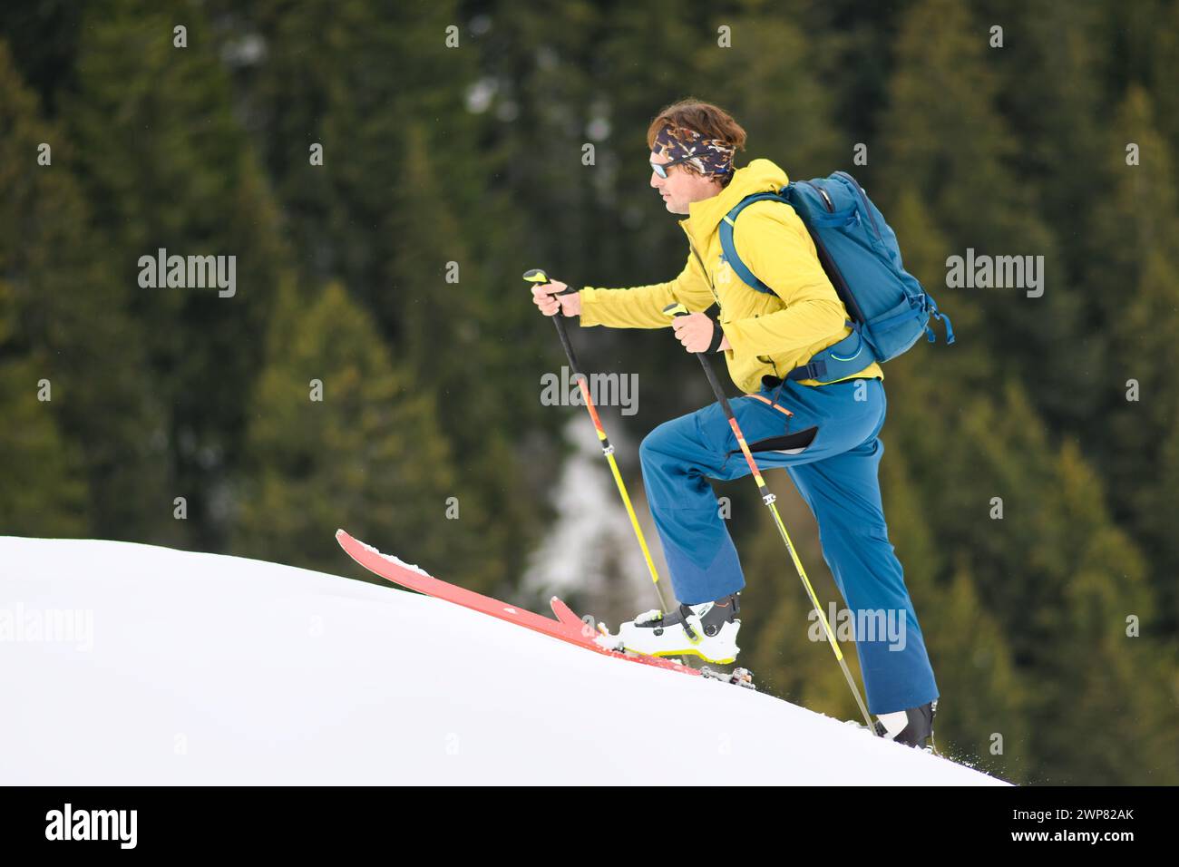 Un homme monte des skis de montagne sur les pré-Alpes italiennes Banque D'Images