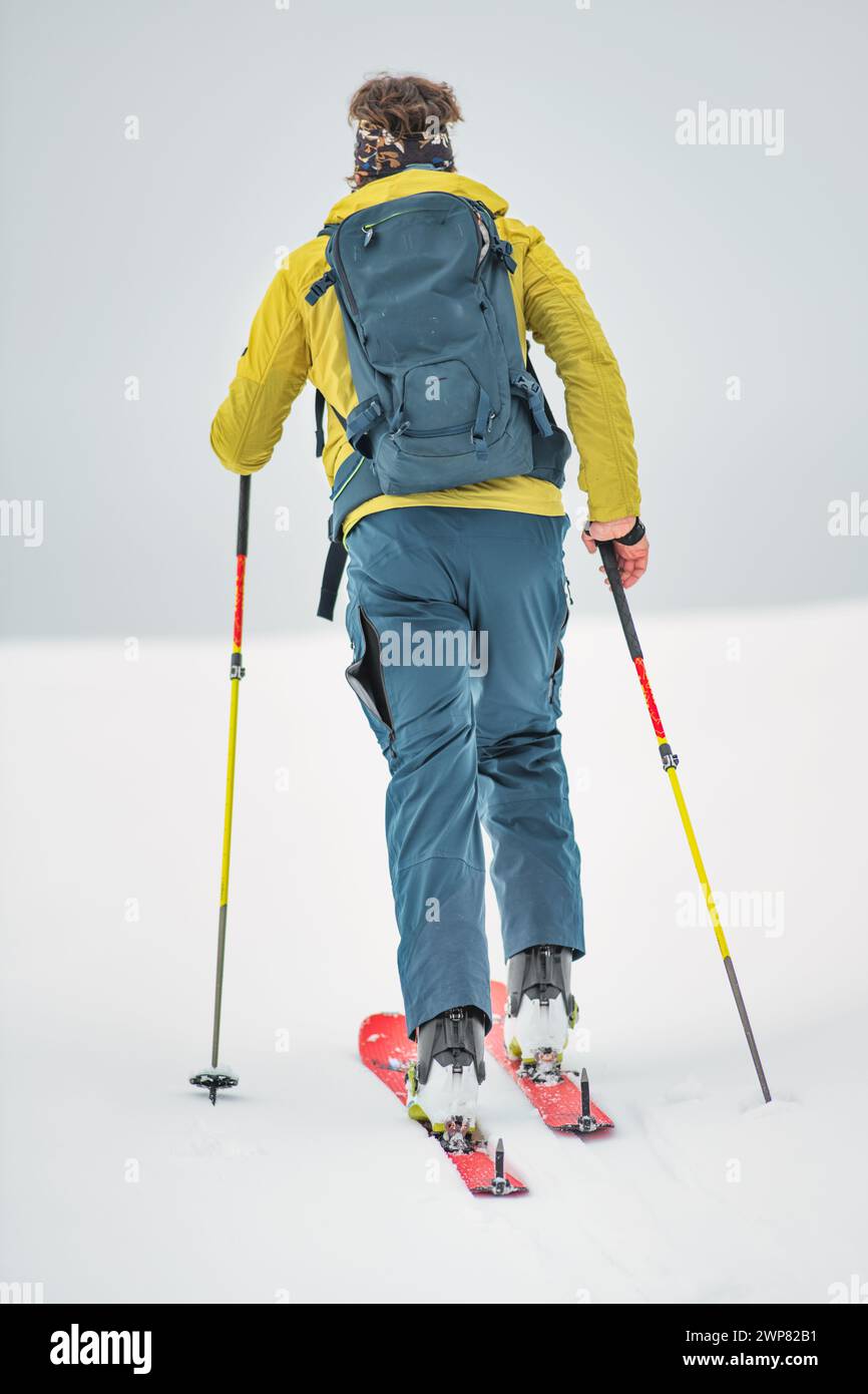 Ski de randonnée avec peaux de phoque sur les pré-Alpes italiennes Banque D'Images