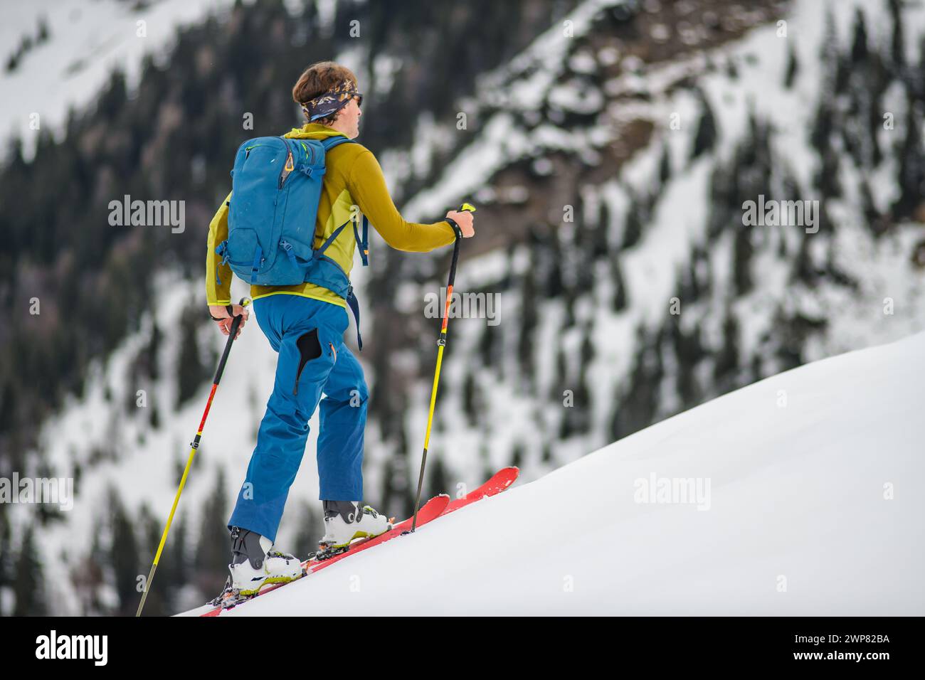 Escalade de ski alpinisme solo sur les pré-Alpes italiennes Banque D'Images