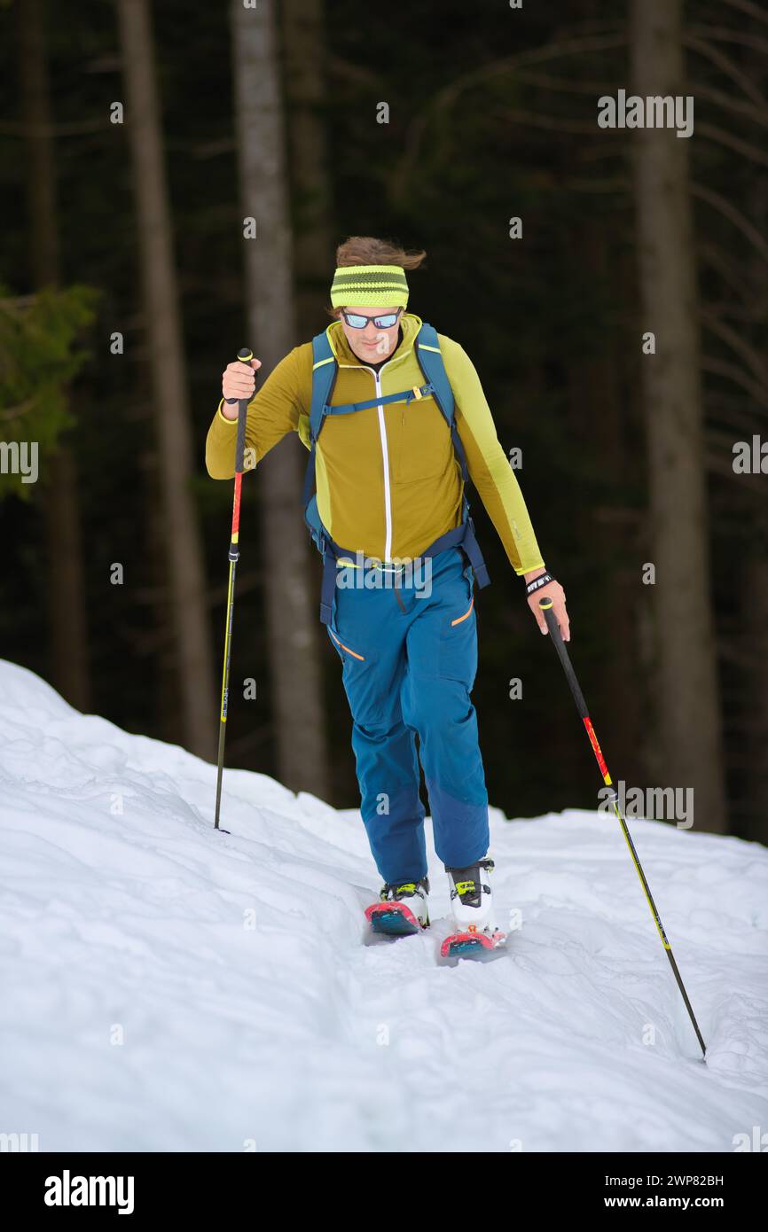 Un homme skieur de montagne en montée sur les pré-Alpes italiennes Banque D'Images