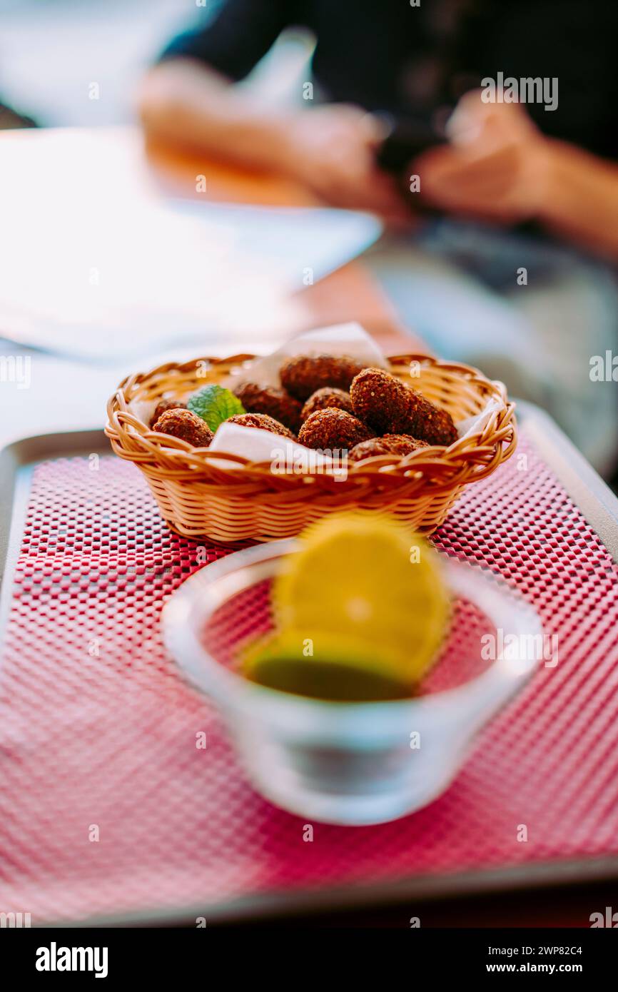 Délicieuses croquettes de poulet dans le panier sur la table du restaurant, Portugal Banque D'Images