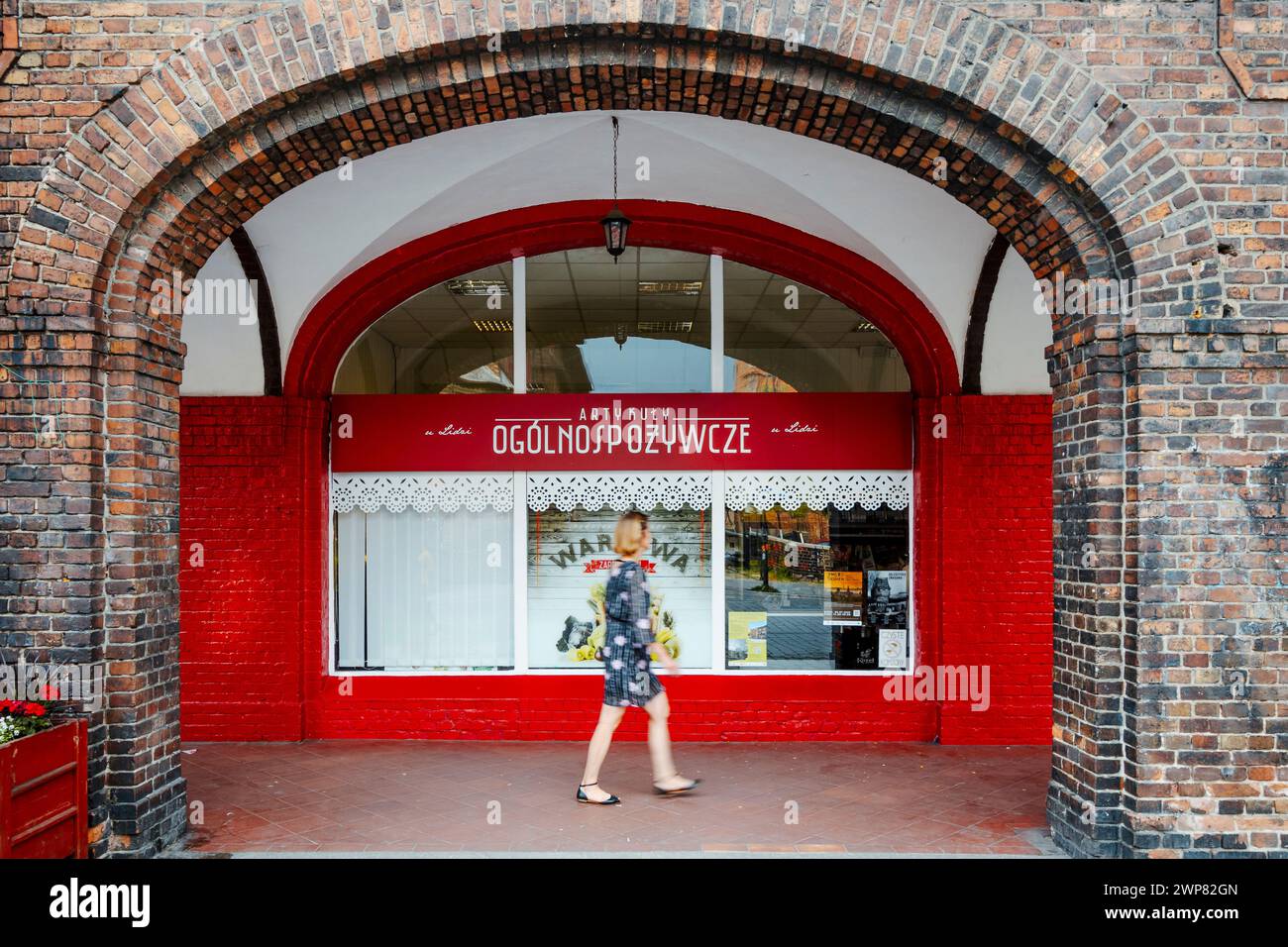 Nikiszowiec, Pologne - 14 avril 2020 : vitrine d'une épicerie dans le district minier de Katowice, Silésie Banque D'Images