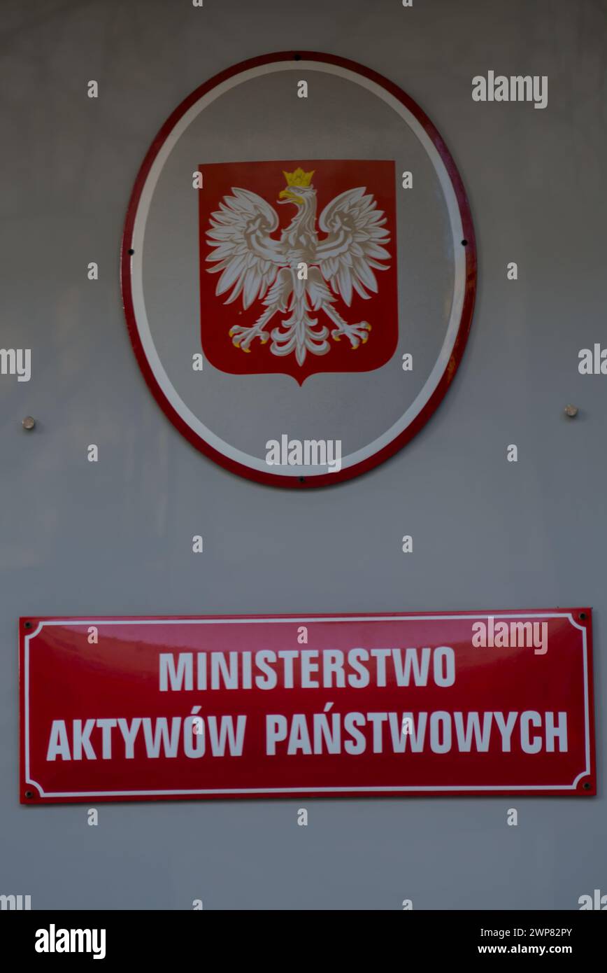 La plaque métallique officielle avec le nom du ministère des biens d'État à Varsovie gros plan Banque D'Images