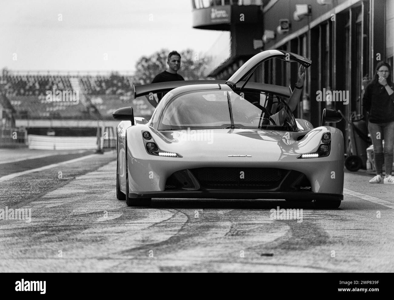 Une voiture de course garée sur une route Banque D'Images