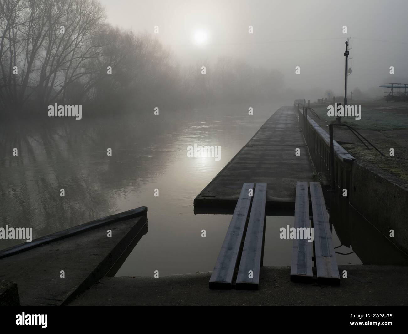 Fondée en 1921 et située sur une belle partie de la Tamise dans l'Oxfordshire, Radley Boathouse a servi Radley College et enthu local d'aviron Banque D'Images