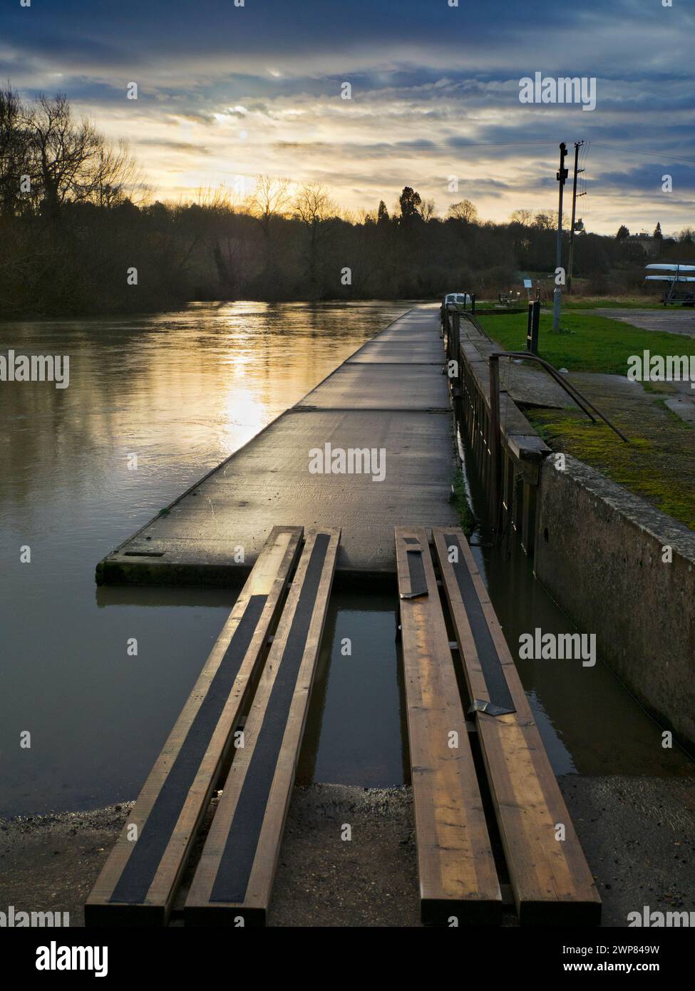 Fondée en 1921 et située sur une belle partie de la Tamise dans l'Oxfordshire, Radley Boathouse a servi Radley College et enthu local d'aviron Banque D'Images