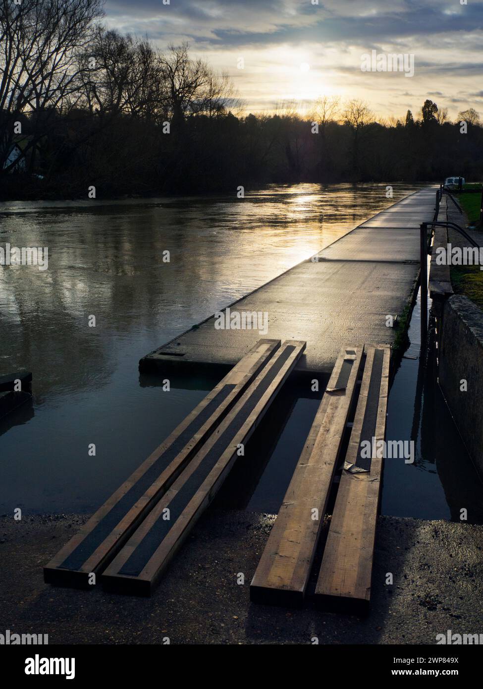Fondée en 1921 et située sur une belle partie de la Tamise dans l'Oxfordshire, Radley Boathouse a servi Radley College et enthu local d'aviron Banque D'Images