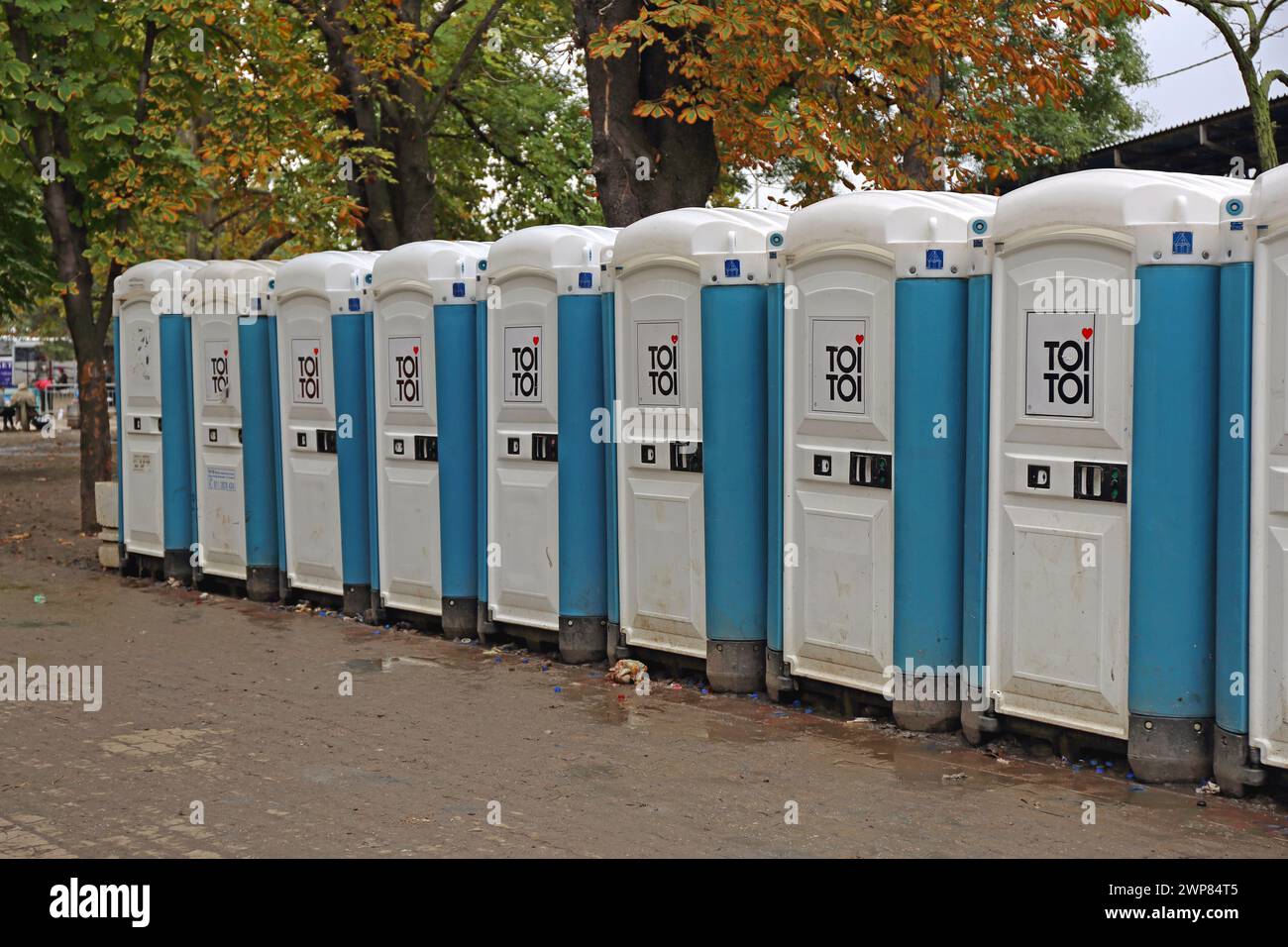 Belgrade, Serbie - 30 septembre 2015 : toilettes portatives pour les réfugiés et les migrants syriens au parc de la capitale. Banque D'Images