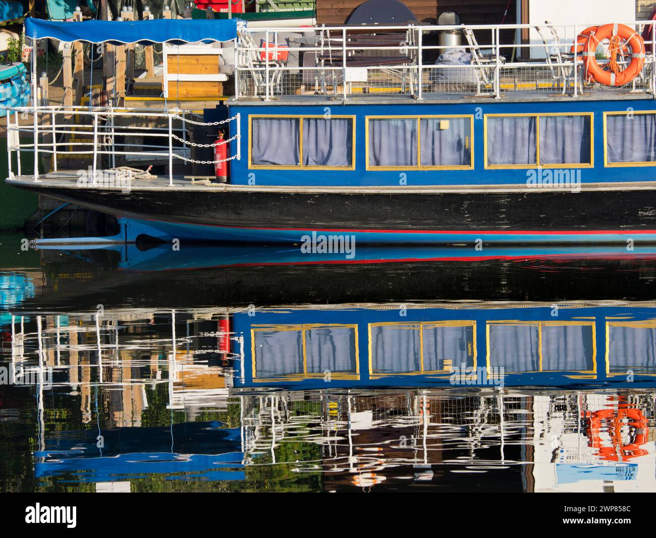 Abingdon prétend être la plus ancienne ville d'Angleterre. Et la Tamise traverse son cœur. En amont se trouve Oxford, et les croisières touristiques entre A Banque D'Images