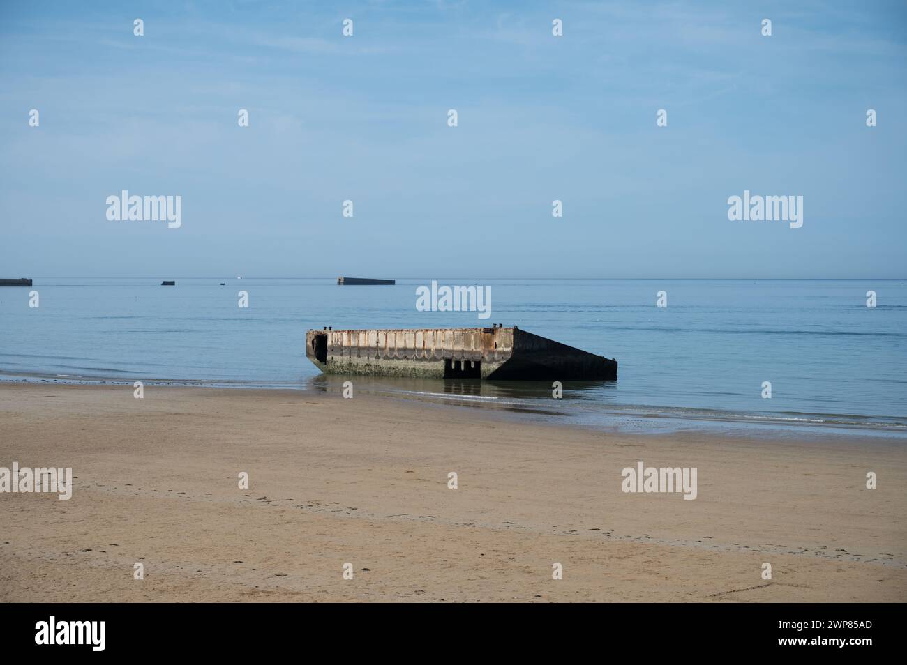 Détail d'un fragment du port artificiel mûrier de l'opération Overlord d d-Day. Il est à moitié enterré et collé sur la plage, il est plein de mousse Banque D'Images