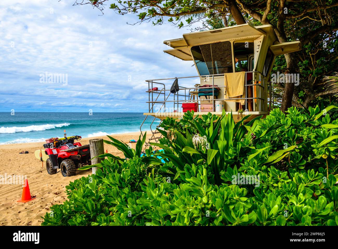 Une tour de sauveteur sur la plage d'Oahu, Hawaii, USA. Banque D'Images