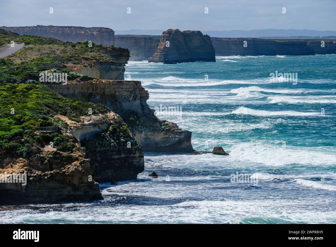 Vue depuis le Port Campbell Discovery Walk à travers Port Campbell Bay jusqu'à The point, Port Campbell, Victoria, Australie Banque D'Images