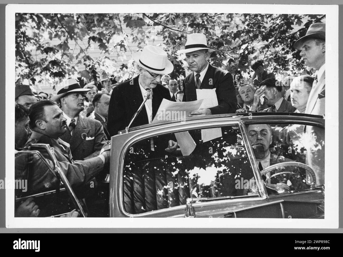 Photographie d'Ignacy Jan Paderewski avec le secrétaire Sylwin Strakacz lors de la dernière apparition publique de l'Association des vétérans de l'armée polonaise à Oak Ridge, États-Unis, le 22 juin 1941, montrant des hommes portant des chapeaux et une tenue officielle, faisant partie des documents de provenance. Banque D'Images