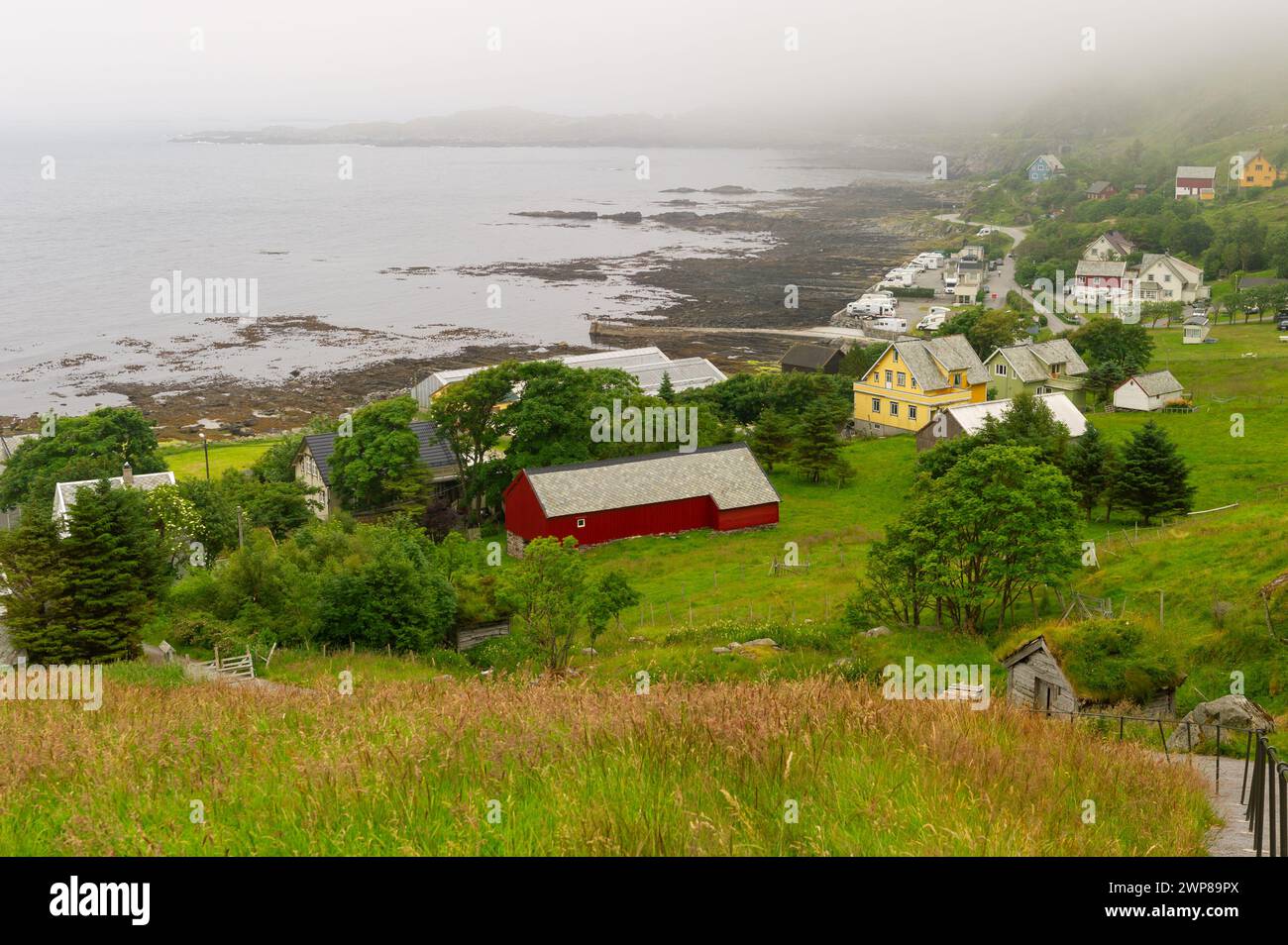Regardant vers le bas sur la côte norvégienne par un matin brumeux à Runde Island, Norvège Banque D'Images