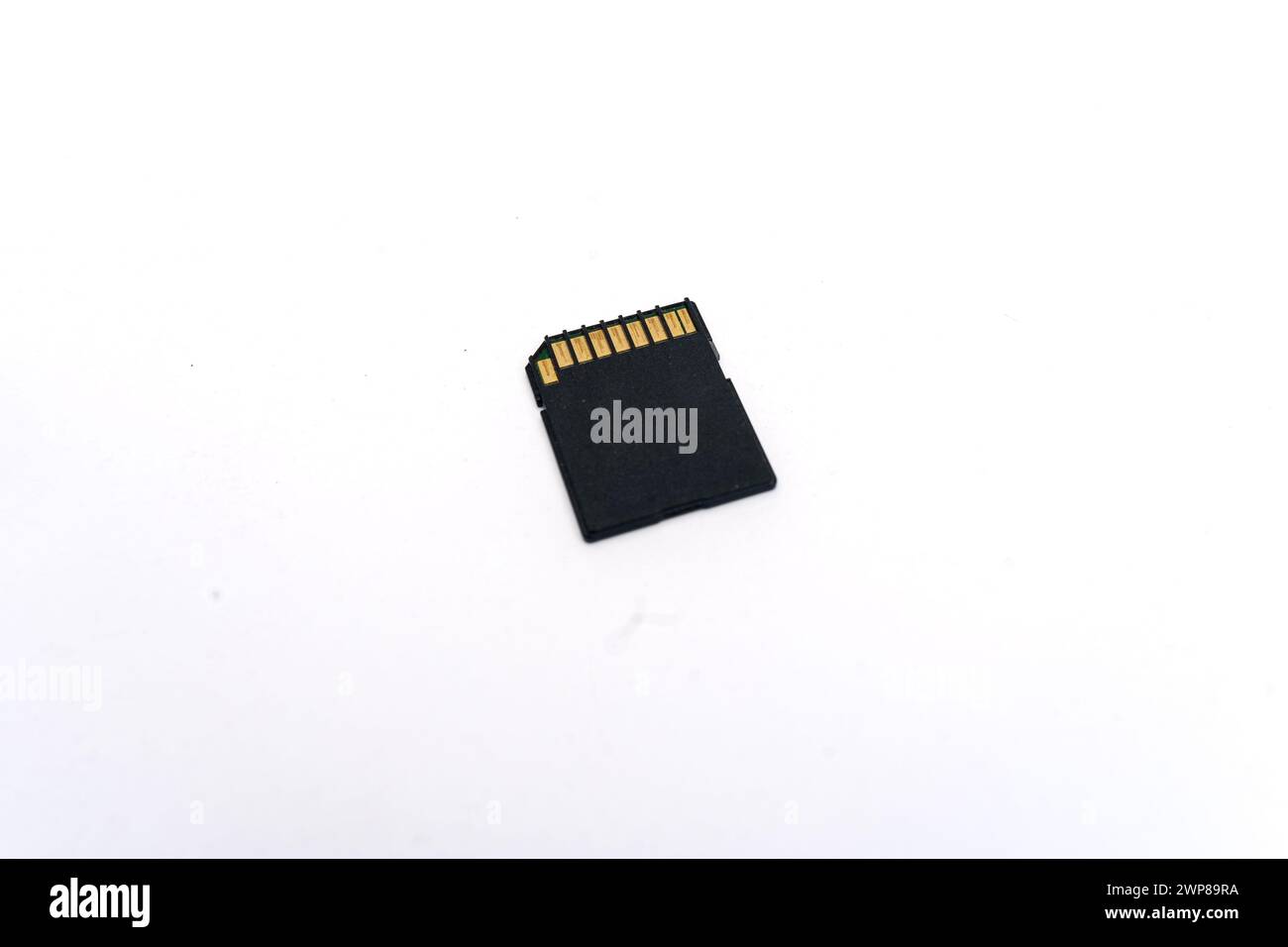 Dos de la carte micro SD haute capacité pour le stockage de la mémoire de l'appareil photo isolé sur un fond blanc. Banque D'Images