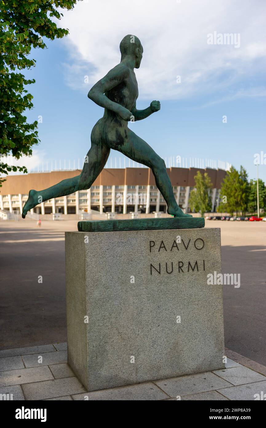 La statue Paavo Nurmi devant le Statium olympique d'Helsinki, Finlande Banque D'Images