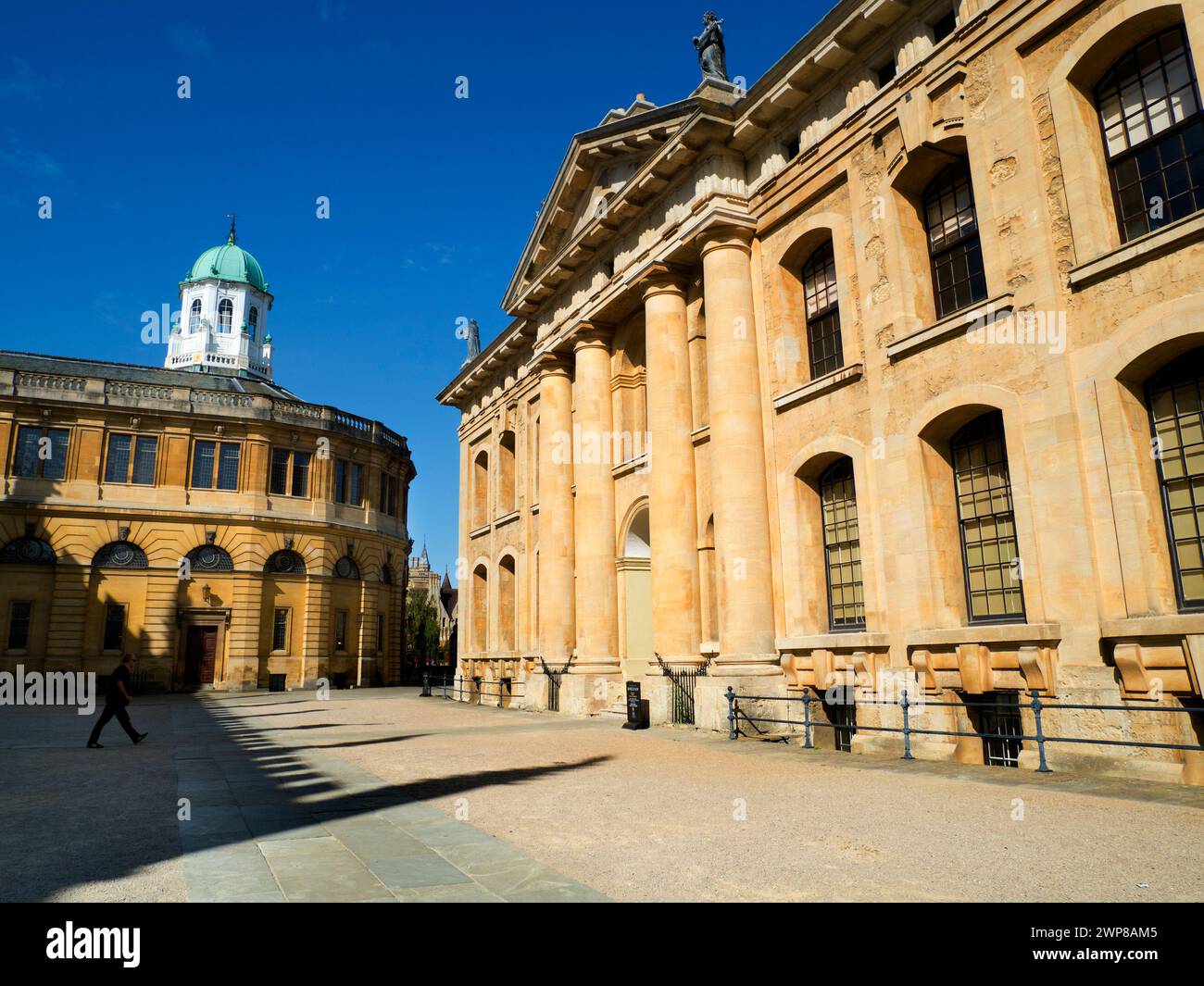 Trois célèbres bâtiments classiques au coeur d'Oxford - le théâtre Sheldonian, la bibliothèque Bodleian et Clarendon Building - peuvent tous être vus ici. T Banque D'Images