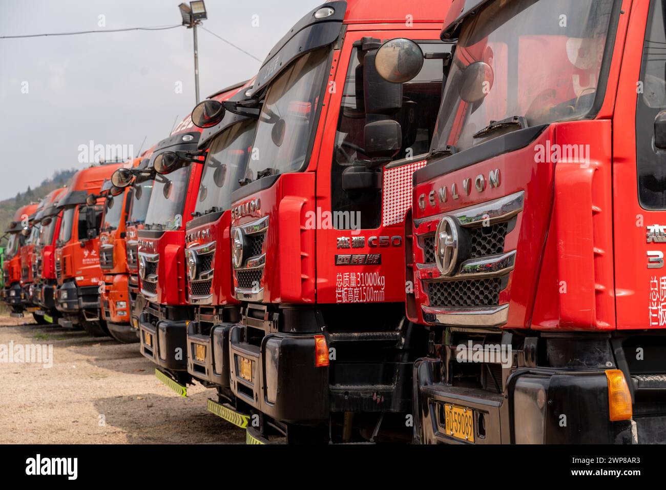 chongqing, Chine-3 mars 2024 : camions fabriqués par les chinois dans le garage extérieur qui ont été utilisés dans l'industrie de la construction. industrie de la construction. Banque D'Images