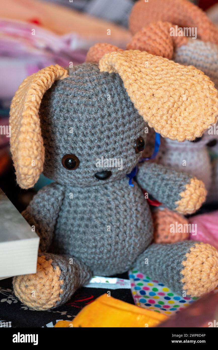 Jouets en peluche assortis sur la table à côté d'un livre Banque D'Images