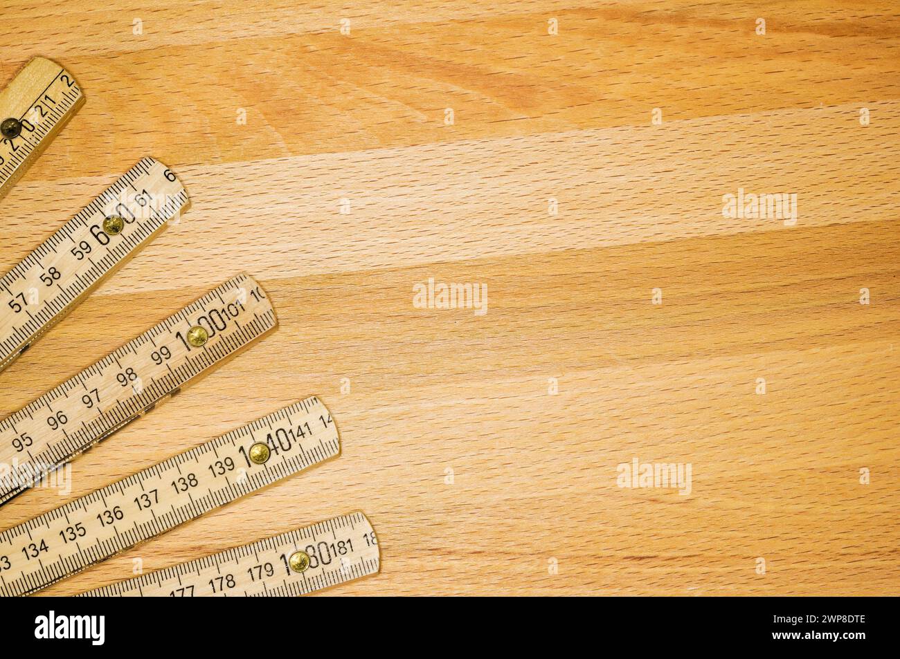 Un étalon comme un ventilateur sur une planche de bois Banque D'Images