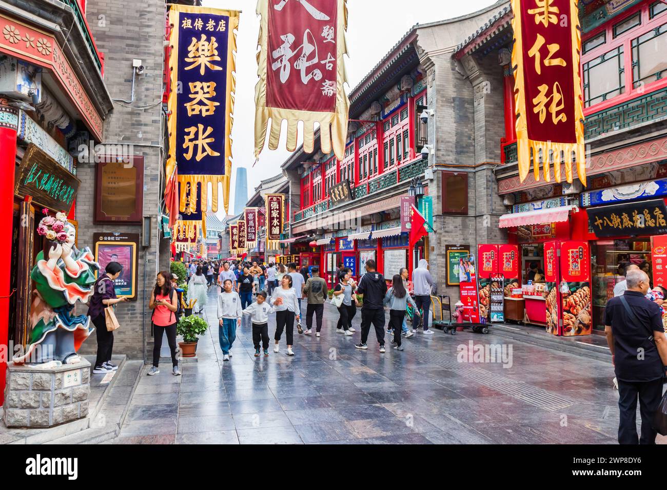 Les gens apprécient les magasins dans la rue culturelle antique de Tianjin, Chine Banque D'Images