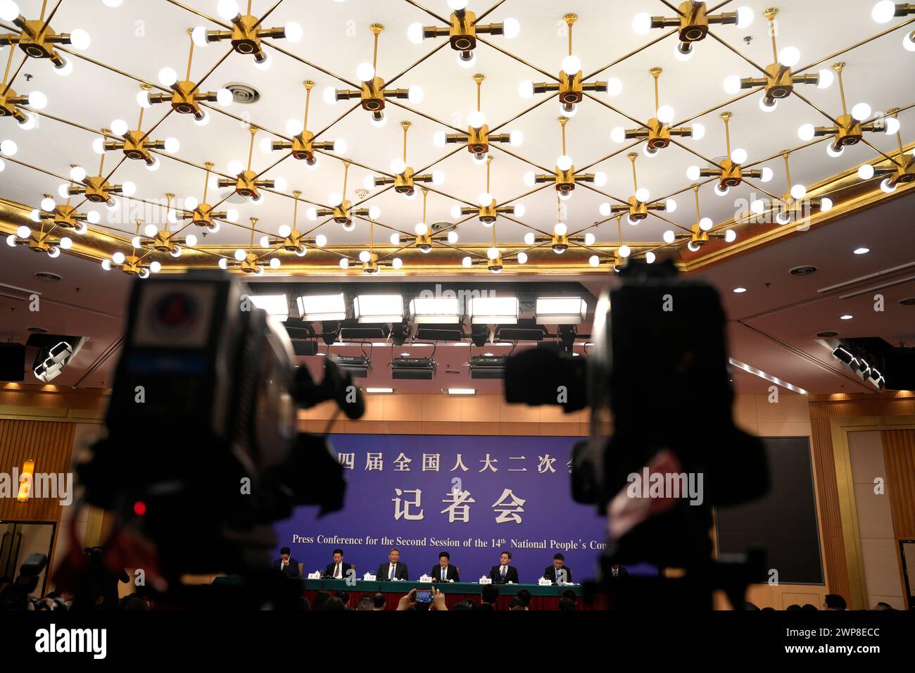 Key Chinese finance and economy officials from right, Governor of the People's Bank of China Pan Gongsheng Finance Minister Lan Fo'an, Director of the National Development and Reform Commission Zheng Shanjie, Commerce Minister Wang Wentao and Chairman of China Securities Regulatory Commission Wu Qing meets the press on the sideline of the National People's Congress in Beijing, Wednesday, March 6, 2024. (AP Photo/Ng Han Guan) Banque D'Images