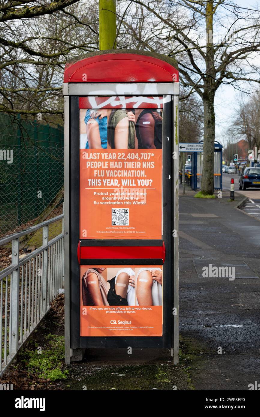 Affiche de vaccination contre la grippe sur une boîte téléphonique, Small Heath, Birmingham, Royaume-Uni Banque D'Images