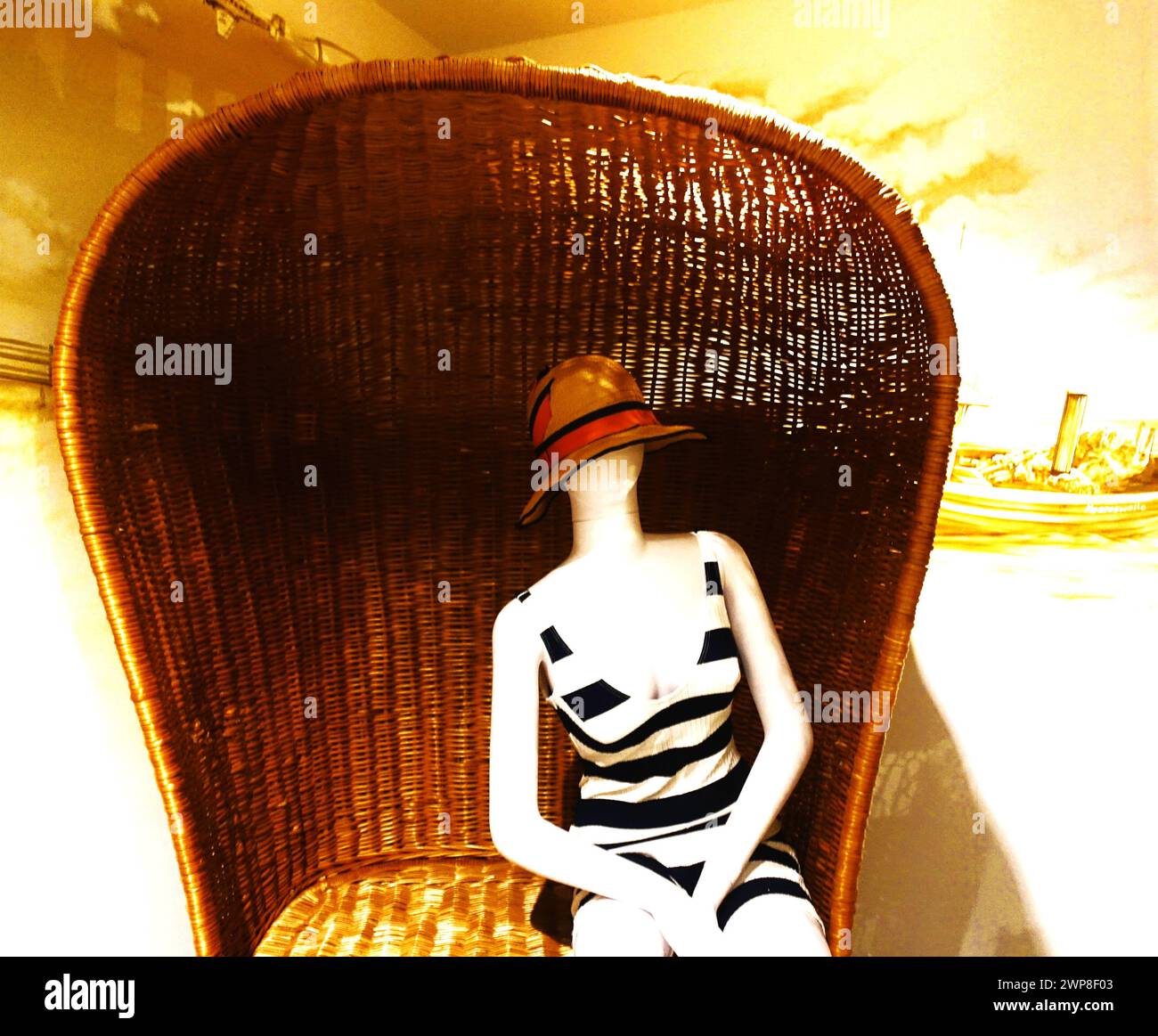 Un mannequin vintage assis dans une chaise classique en osier au BikiniARTmuseum Bad Rappenau Banque D'Images