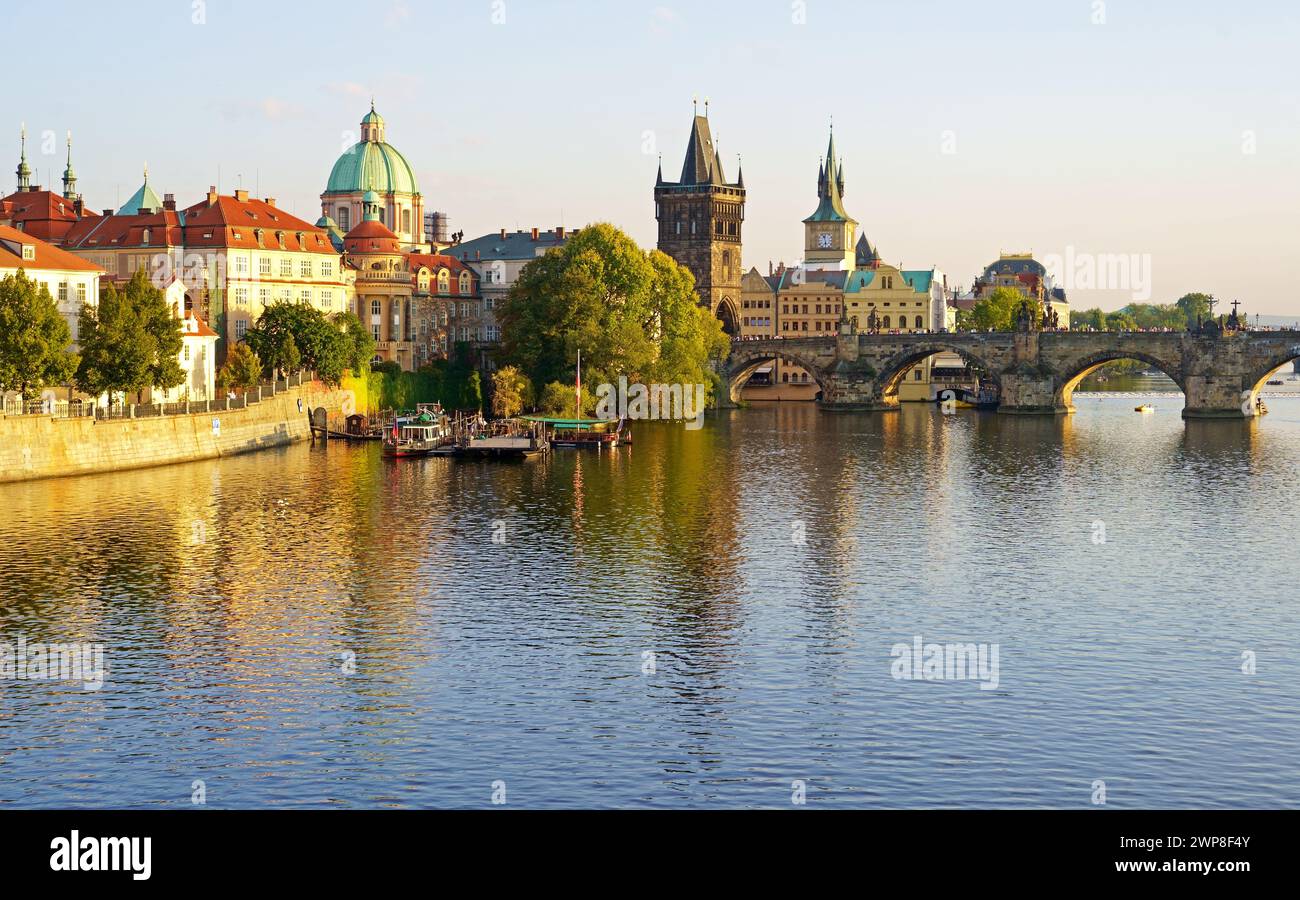 Prague - Pont Charles, République tchèque. Coucher de soleil aérien pittoresque sur l'architecture de la jetée de la vieille ville et du pont Charles sur la rivière Vltava à Pra Banque D'Images
