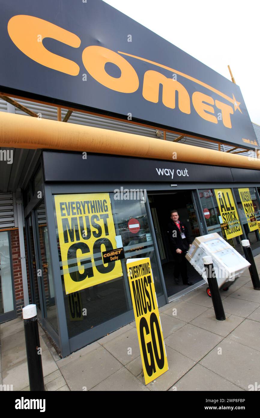 08/11/12 les acheteurs affluent au magasin Comet à Derby après que le magasin lance une vente de feu dans une tentative de vider le stock avant que les magasins commencent à fermer ne Banque D'Images