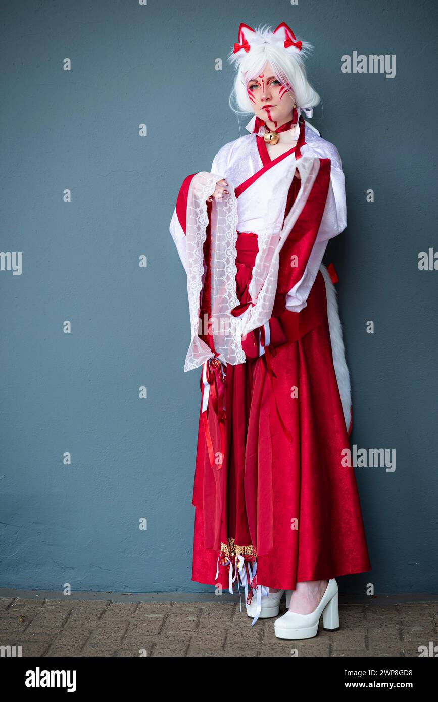 Une fille cosplay dans une tenue de prêtresse de chat lors d'un événement Banque D'Images