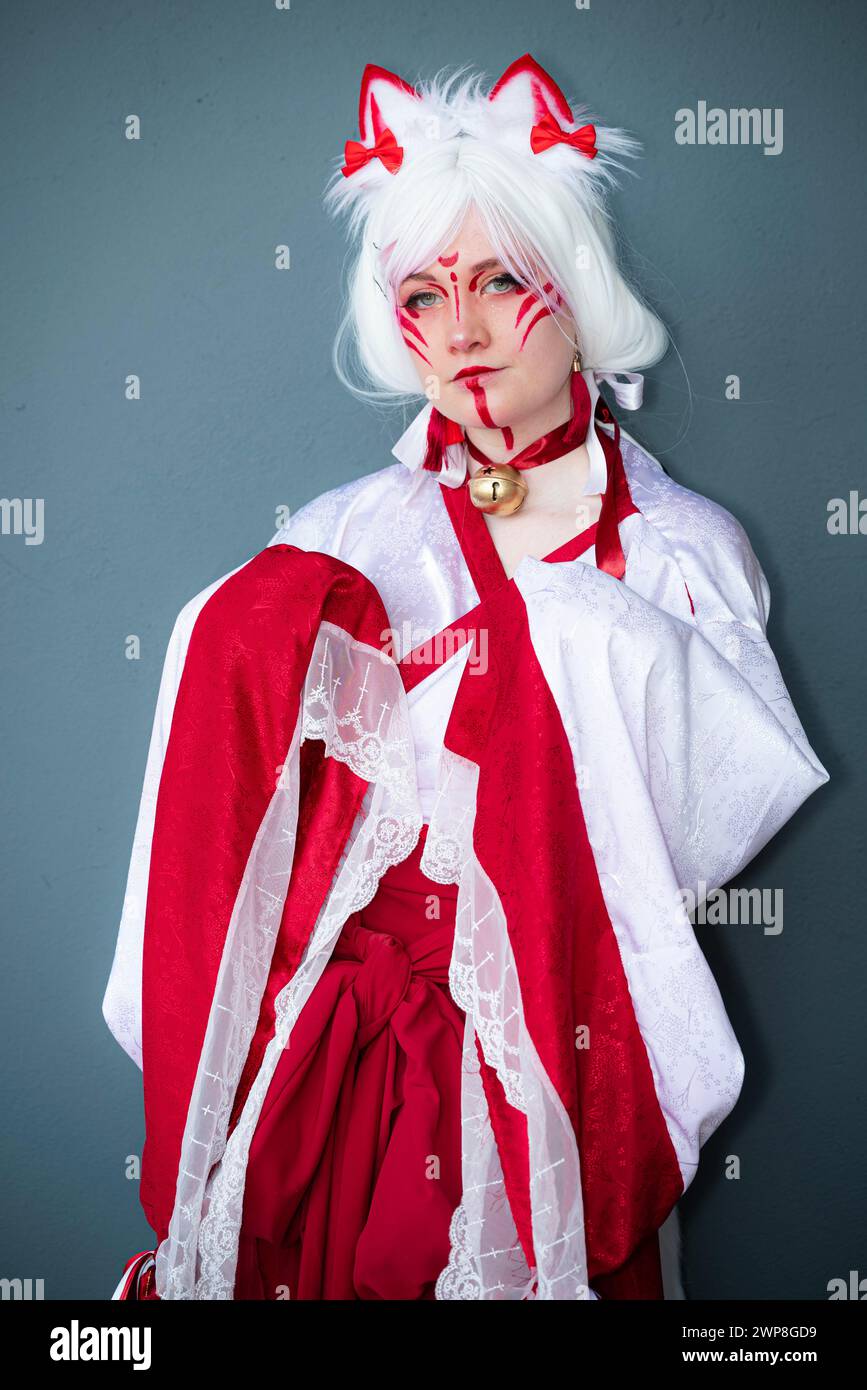 Une fille cosplay dans une tenue de prêtresse de chat lors d'un événement Banque D'Images