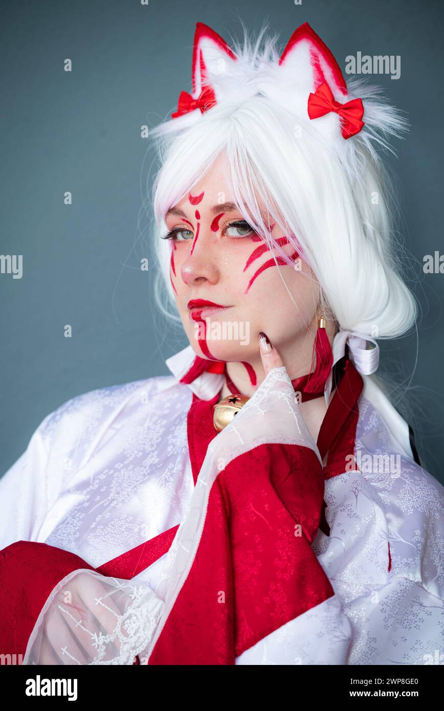 Une fille cosplay dans une tenue de prêtresse de chat lors d'un événement Banque D'Images