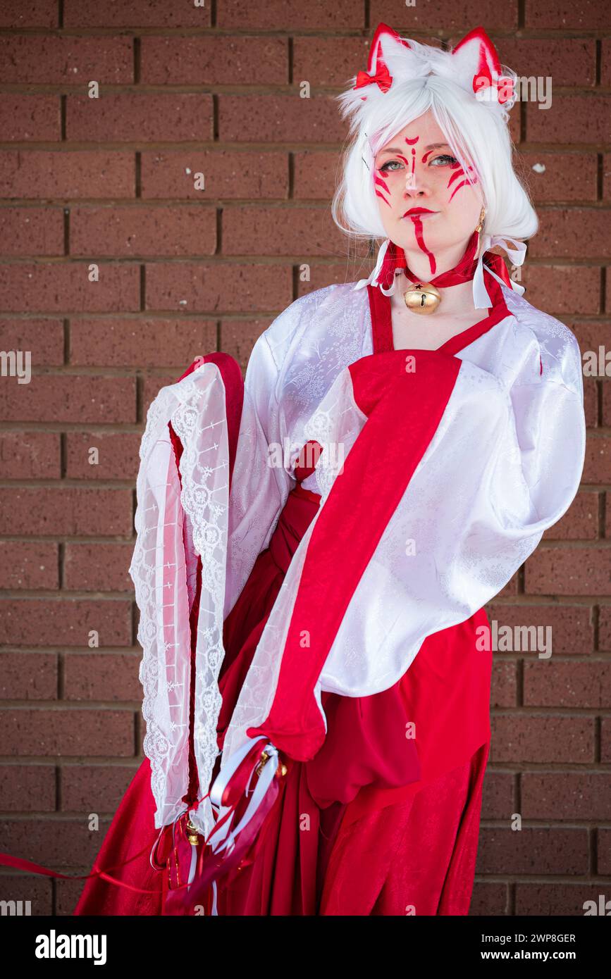 Une fille cosplay dans une tenue de prêtresse de chat lors d'un événement Banque D'Images