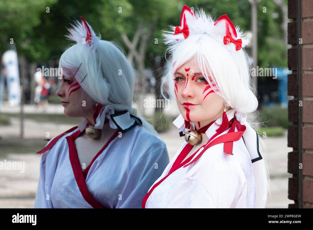 Une fille cosplay dans une tenue de prêtresse de chat lors d'un événement Banque D'Images