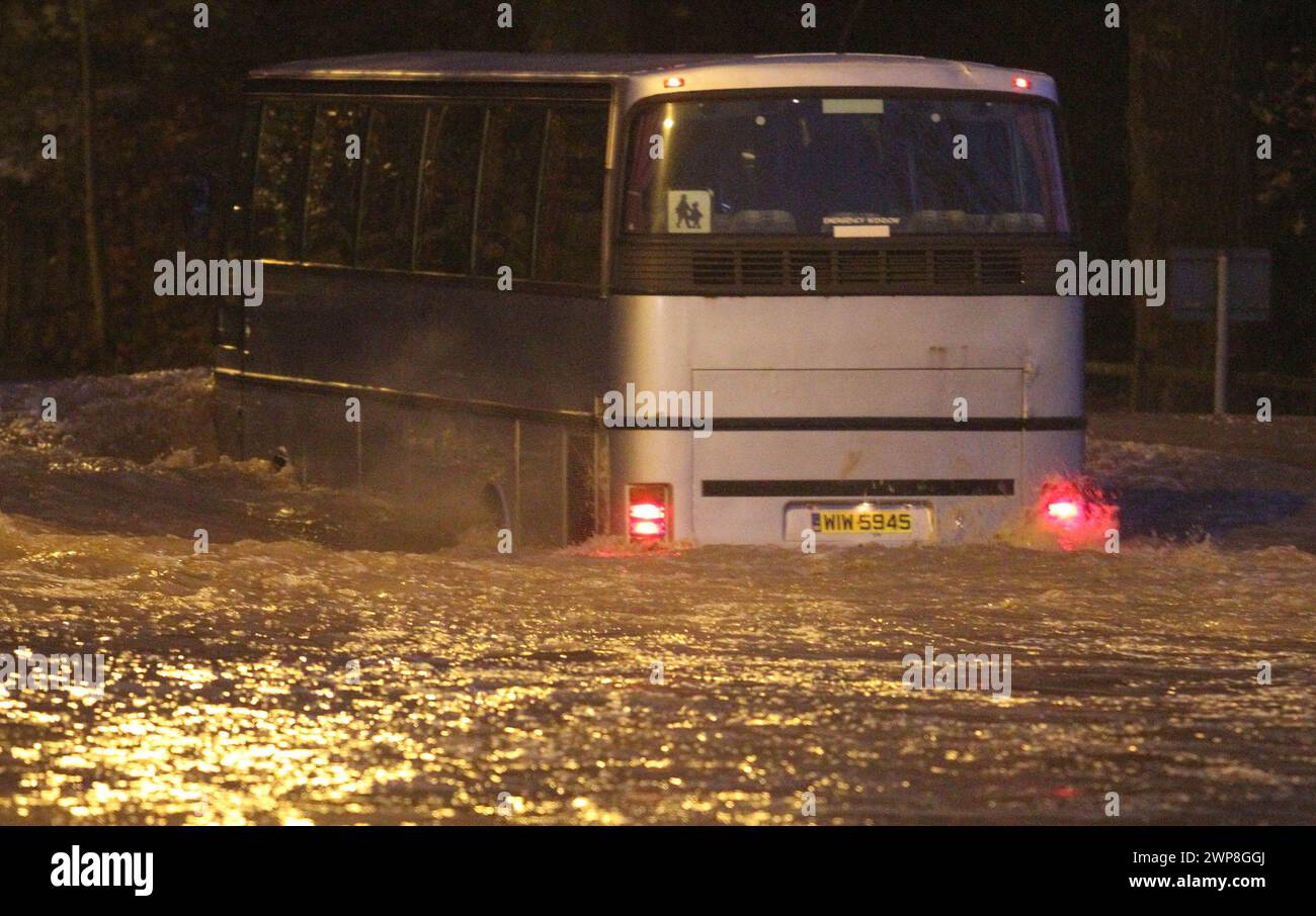 21/11/12 Un autobus scolaire, avec des enfants à bord, traverse les eaux de crue à plus de quatre pieds de profondeur à l'extérieur du château de Kenilworth, dans le Warwickshire aujourd'hui. Banque D'Images