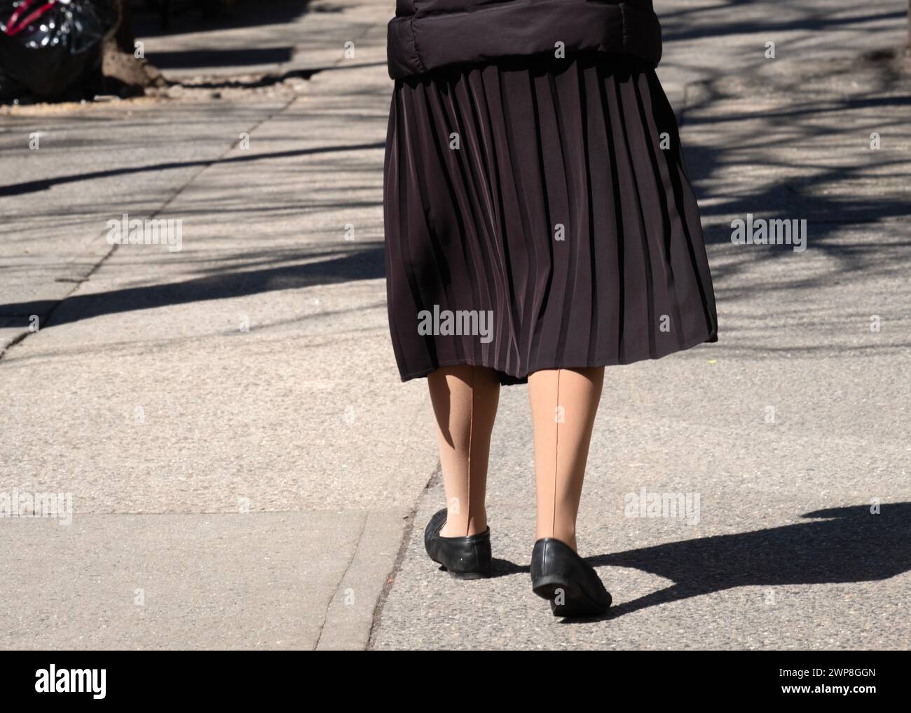 MODESTIE JUIVE. Une femme juive orthodoxe non identifiable portant des bas opaques en nylon avec une couture. Certains les appellent « bas pare-balles ». Banque D'Images