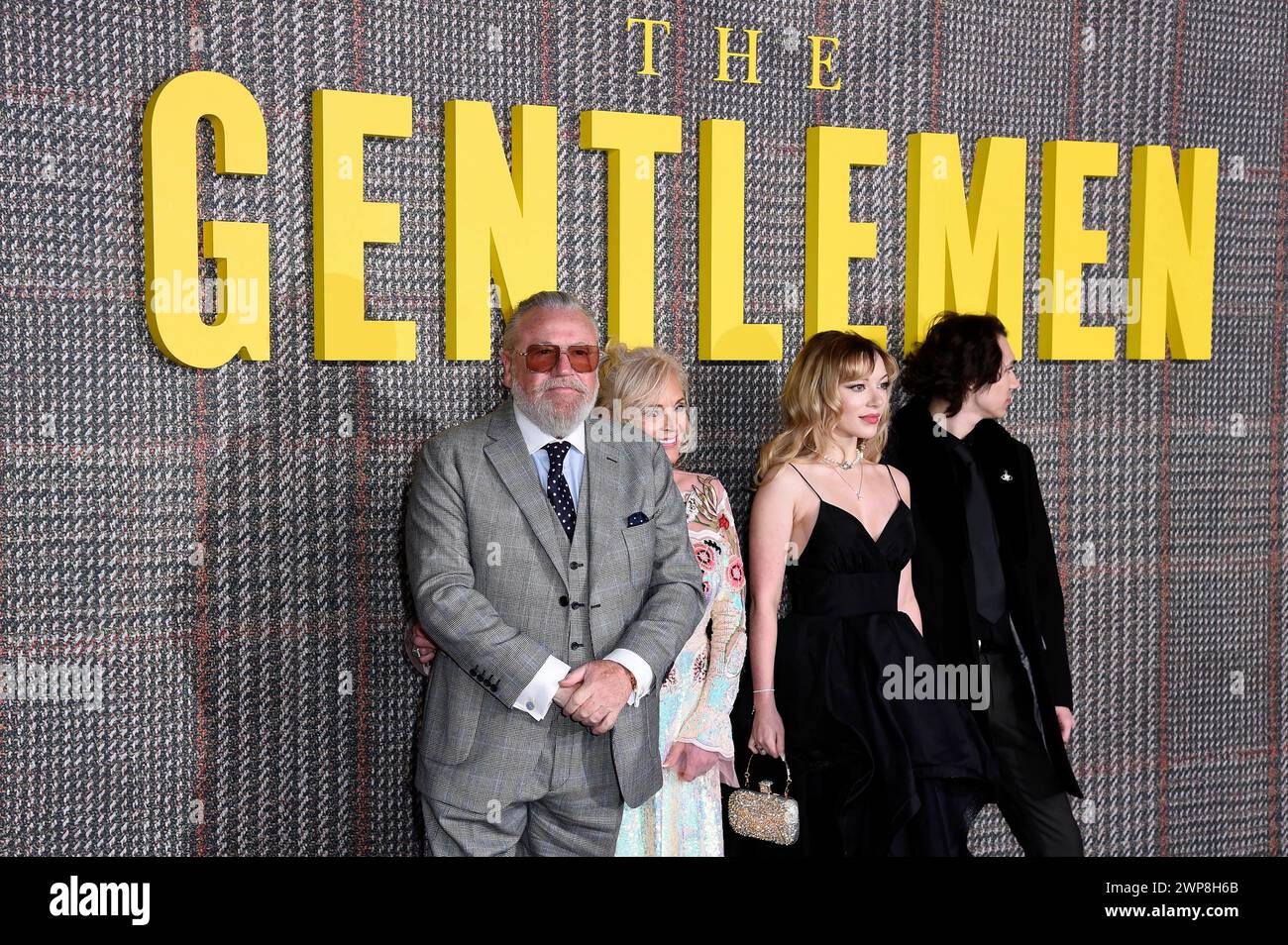 Ray Winstone mit Ehefrau Elaine, Tochter Ellie Mae und Gast BEI der Premiere der Netflix-Serie The Gentlemen im Theatre Royal Drury Lane. Londres, 05.03.2024 *** Ray Winstone avec sa femme Elaine, sa fille Ellie Mae et invité à la première de la série Netflix The Gentlemen au Theatre Royal Drury Lane Londres, 05 03 2024 Foto:xS.xVasx/xFuturexImagex Gentlemen 4416 Banque D'Images