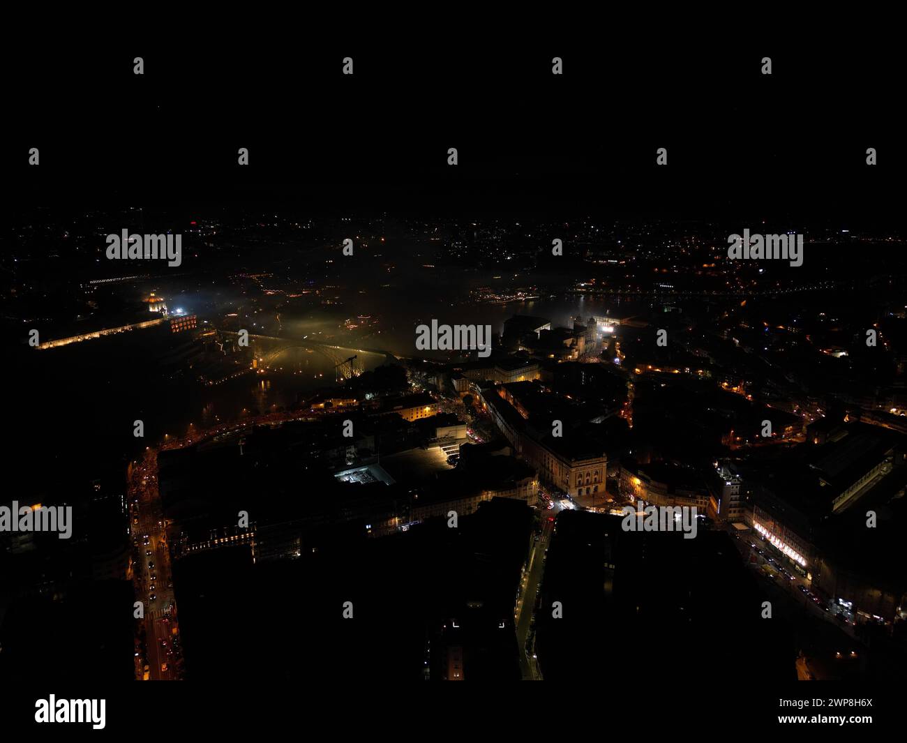 Les feux d'artifice de nuit pendant la Festa de Sao Joao do Porto à Porto, Portugal Banque D'Images