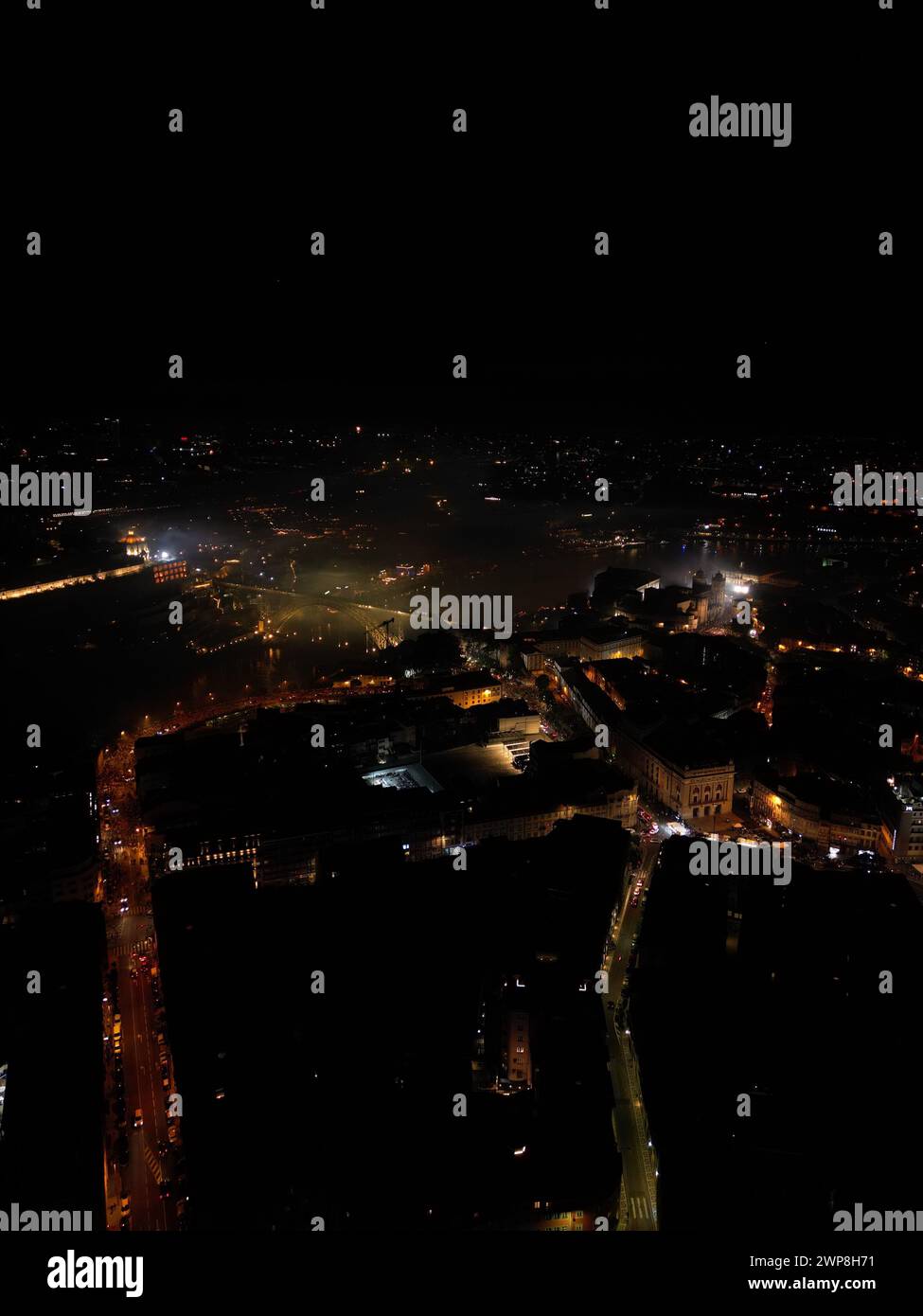 Les feux d'artifice de nuit pendant la Festa de Sao Joao do Porto à Porto, Portugal Banque D'Images