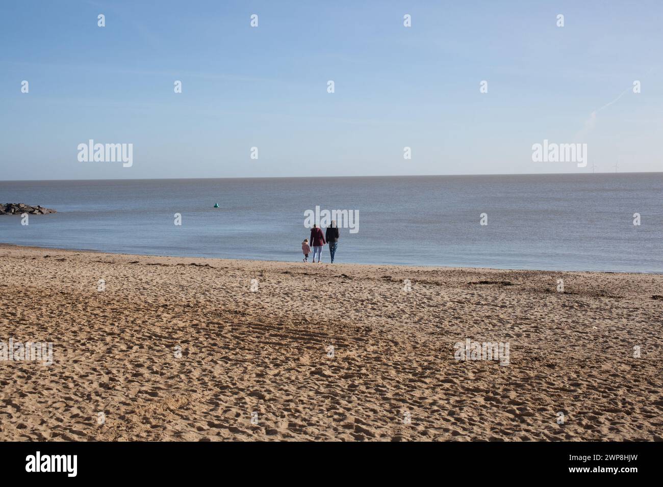 Une jeune famille sur Clacton Beach dans l'Essex au Royaume-Uni Banque D'Images