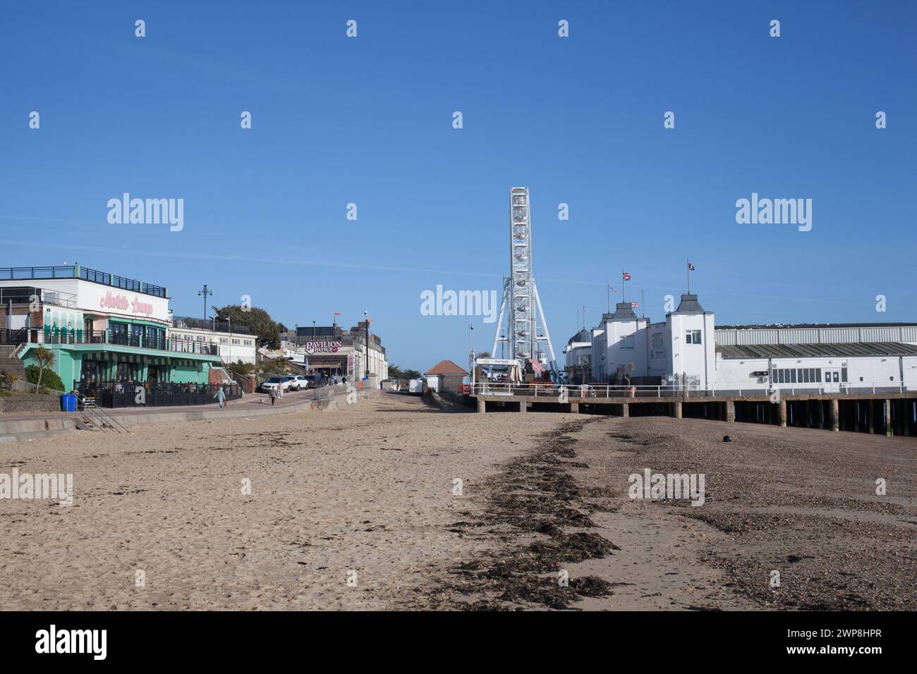 Vue sur Clacton Pier et la plage de Clacton sur mer dans l'Essex au Royaume-Uni Banque D'Images