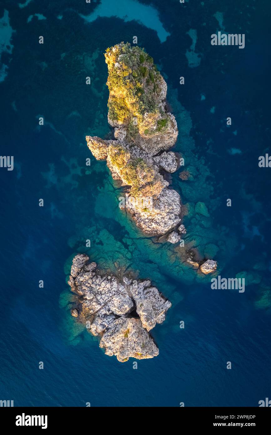 Vue aérienne des fameuses piles de Scopello. Castellammare del Golfo, Trapani district, Sicile, Italie Banque D'Images
