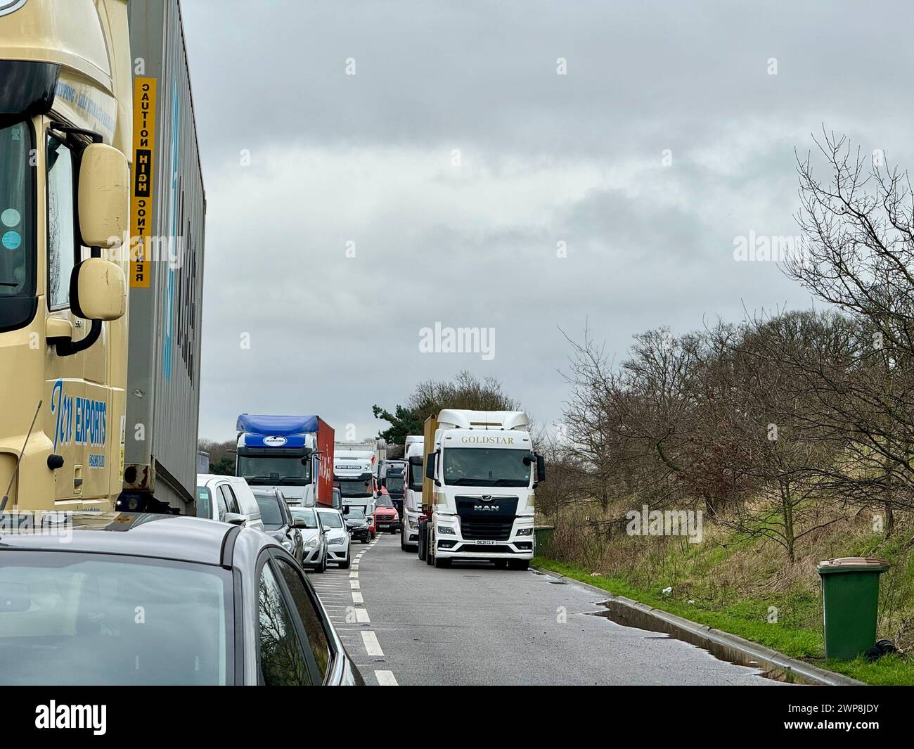 Ipswich, Suffolk - 14 février 2024 : retards importants sur l'A14 en direction ouest à Nacton. Route fermée en raison d'un incident géré par la police. Banque D'Images