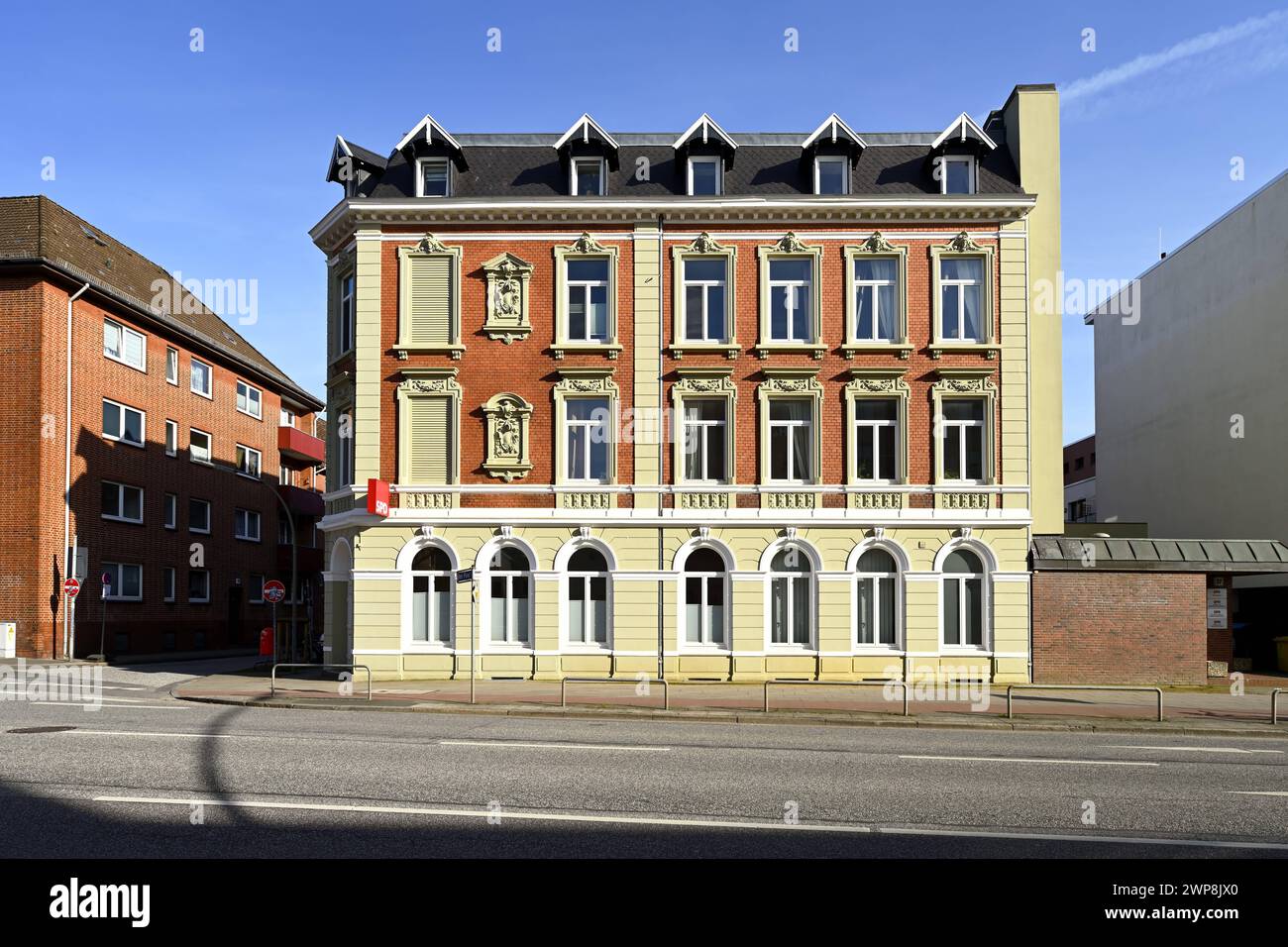 Historisches Gebäude an der Vierlandenstraße und Sitz des SPD-Kreisbüros in Bergedorf in Hamburg, Deutschland, Europa *** bâtiment historique sur Vierlandenstraße et siège du bureau de district SPD à Bergedorf in Hamburg, Allemagne, Europe Banque D'Images